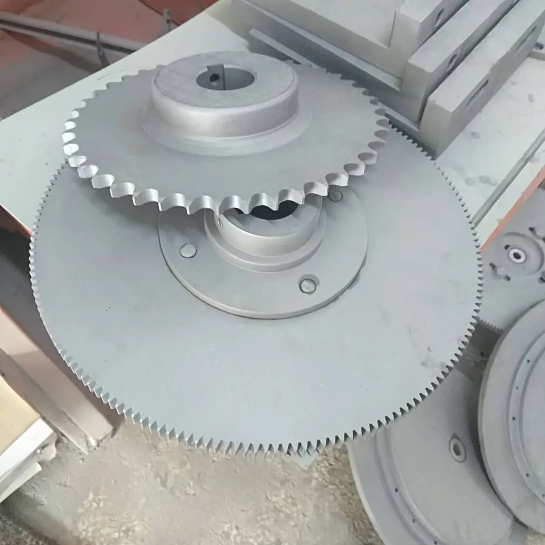 Yüzey işlem hattındaki metal parçalar